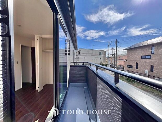 通風・採光に優れ、心地よい光と風があふれています。優しい陽射しが差し込むバルコニーとなっております。