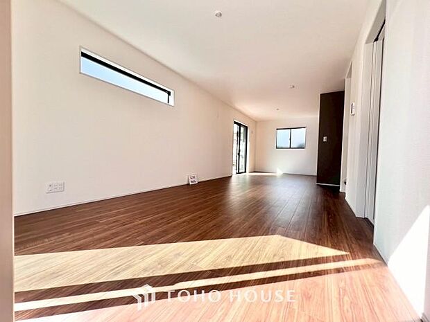 通風と採光を考慮したリビングは地域の鼓動を感じながらお寛ぎ頂くことが可能です。