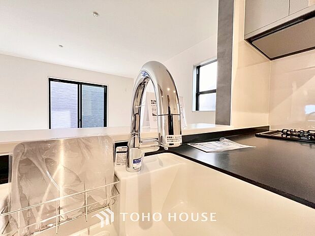 「浄水器一体型水栓」ボタンひとつで浄水と原水に切り替えられる浄水器一体型水洗を使用。お米を炊いたりする際には浄水機能をつかうこともできて、人気の商品です。