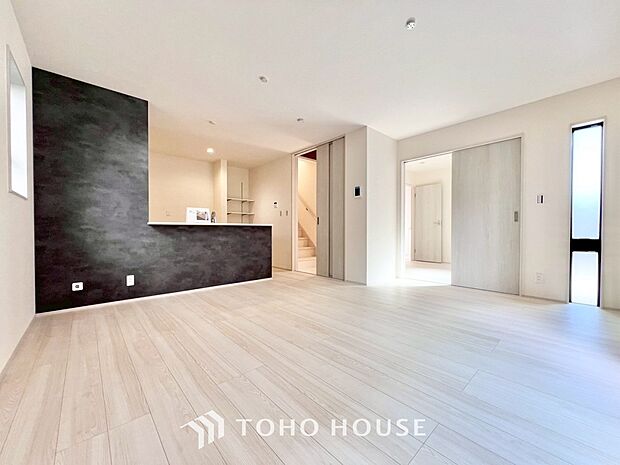 広々としたLDKは、家族が自然に集まりやすく、一緒に過ごす時間を楽しめる工夫が施されています。