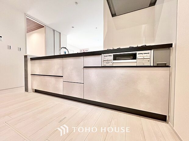 大型の冷蔵庫も配置できる広々としたキッチンスペースでお料理や家事をスムーズに進めることができます。