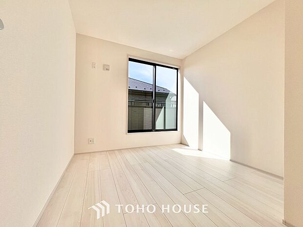 大きくとった窓から快適な光と心地よい風を取り入れます。心と体をゆったりと安らげる寝室。