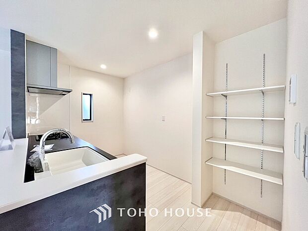 少しでも空いているスペースを収納にすることで、無駄のない空間を演出しております。