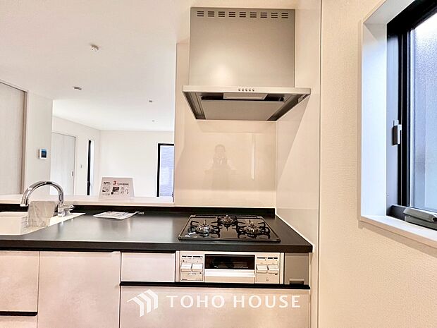 見た目すっきりのスリムタイプのレンジフード。掃除のし易さも◎です。