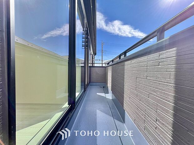 頬をなでる優しい風を感じることが出来るバルコニー。つい深呼吸をしたくなる気持ちの良い眺望です。