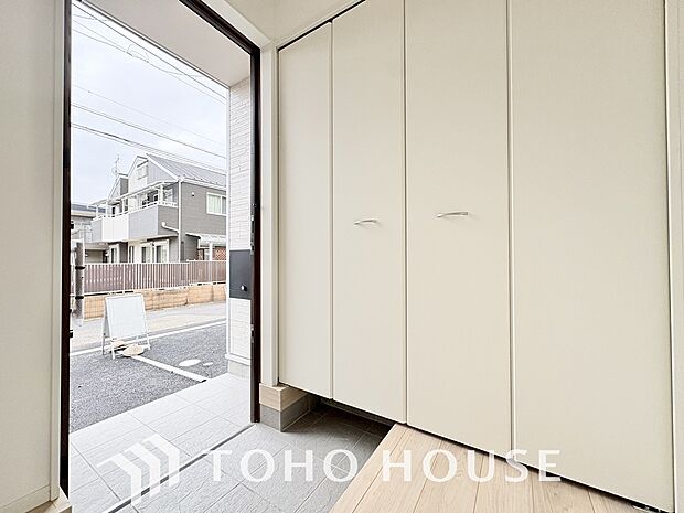 ゲストを招き、家族を迎える玄関は、ディスプレイや照明にこだわってみてはいかがでしょうか。