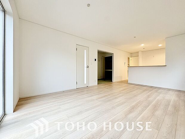 一日の中で多くの時間を過すことになるリビング。爽やかな通風と採光を存分に感じる事が出来る空間です。