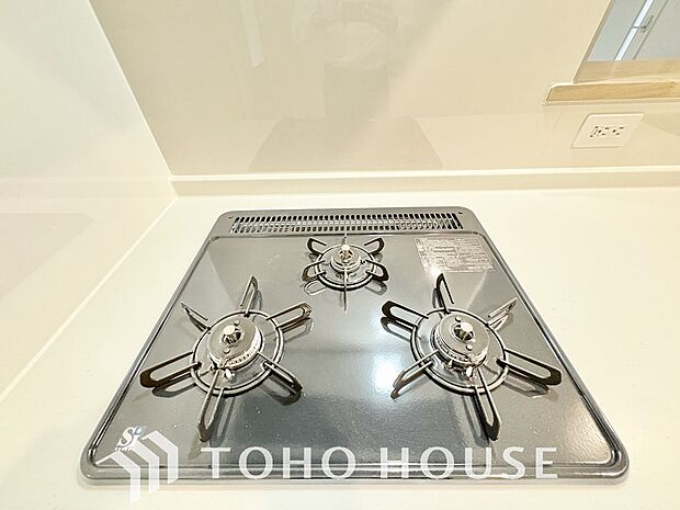 3口コンロは一度に複数のお料理を作ることができるメリットがあります。毎日のキッチンタイムを効率よく。