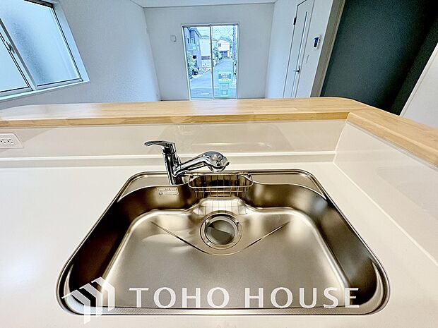 浄水器ボタンひとつで浄水と原水に切り替えられる浄水器一体型水栓を使用。
