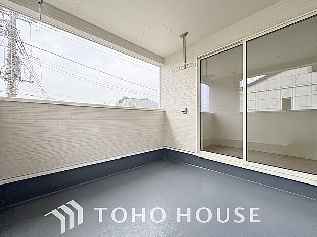 通風・採光に優れ、心地よい光と風があふれています。優しい陽射しが差し込むバルコニーとなっております。