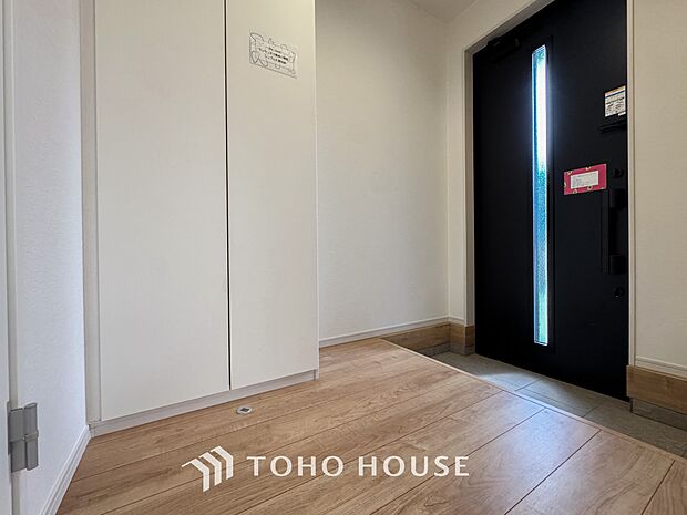 人を迎え入れる最初の場所だからこそ、清潔感がある空間にして頂ける様シューズボックスを設置しました。