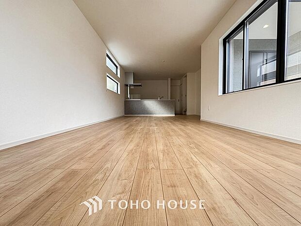 光が注がれる青い空から鮮やかに赤色にゆっくりと染まる。そんな優しい時間がここでは流れてゆく。