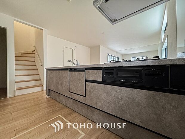 ご家族みんなで調理ができる位のスペースを実現したキッチン空間となっております。