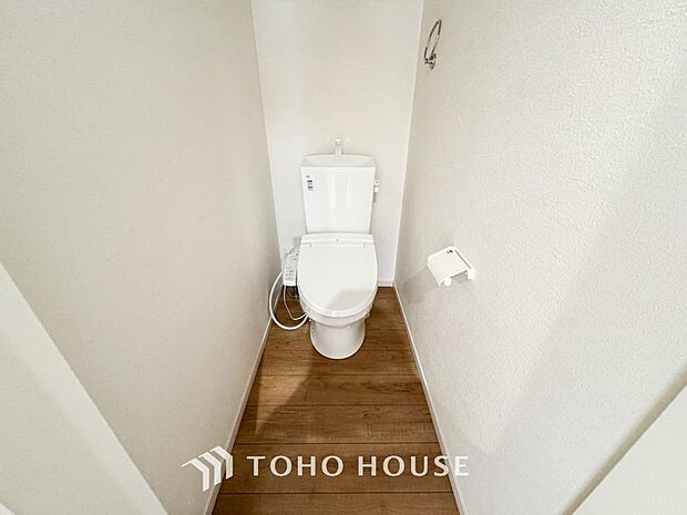 清潔な空間であって頂けますように、目に留まるだけではなく、汚れをふき取り易いフロアと壁紙をチョイス。