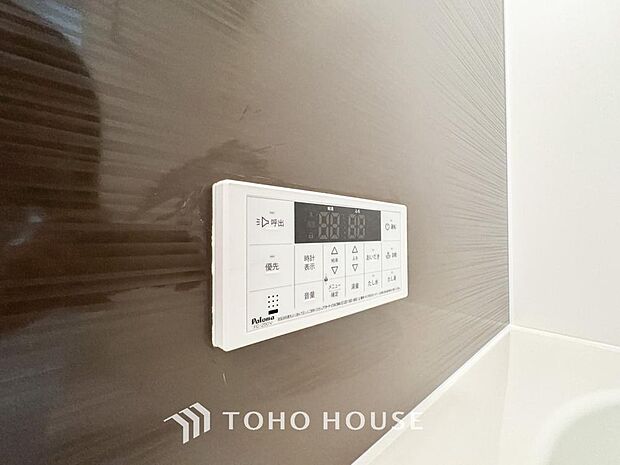 お風呂場と台所に操作リモコンがあり、キッチン近くにある給湯リモコンは、お料理の最中でもリビングで寛いでいるなかでもボタン一つで簡単に沸かせて便利ですね。