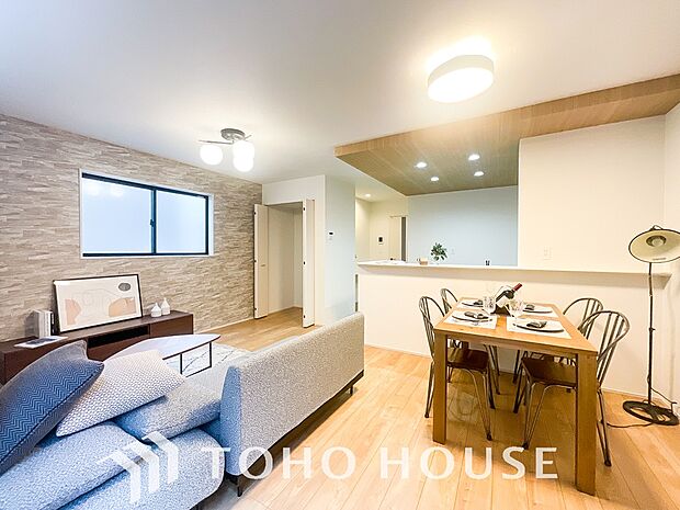 リビングも広く設け、訪れる人々を暖かく迎えてくれます。