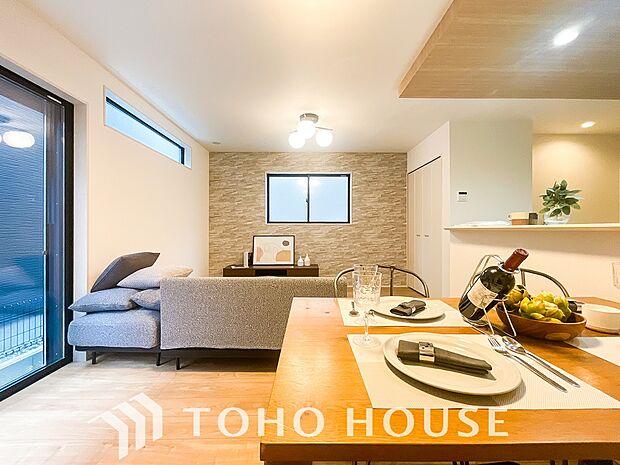 光が注がれる青い空から鮮やかに赤色にゆっくりと染まる。そんな優しい時間がここでは流れてゆく。