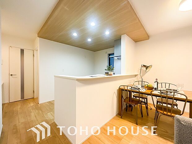 作り手の「気持ちの良いリビングでお過ごししていただきたい」という思いを感じさせます。