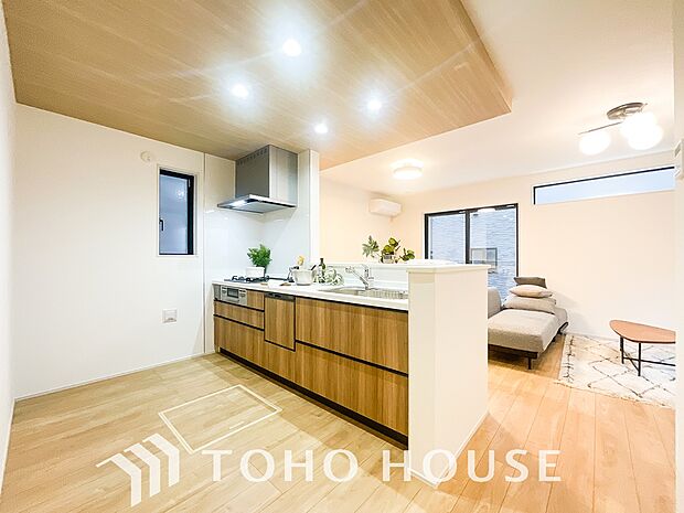 キッチンの収納は、デッドスペースになりやすい箇所を有効活用できる、スライド式収納を採用しました。