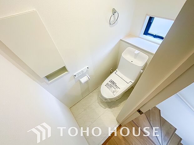 十分な広さと清潔感のあるカラーで纏まったおトイレ。時間に余裕とゆとりを持たせます。