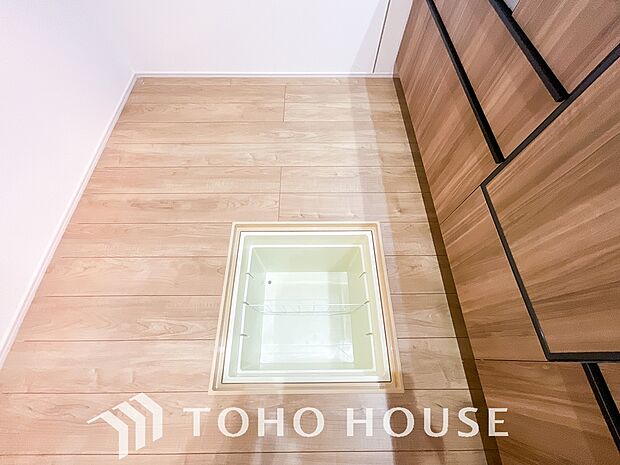 食品ストックや非常食・保存食の保管庫として活用できます。住まいの床下点検口としての役割もあります。