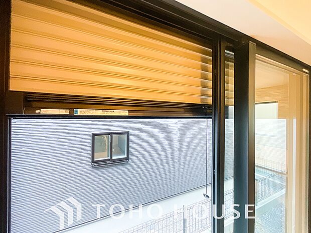 台風などの激しい雨風からお家を守るのはもちろん、空き巣対策などの防犯抑止や防音にも効果を発揮します。