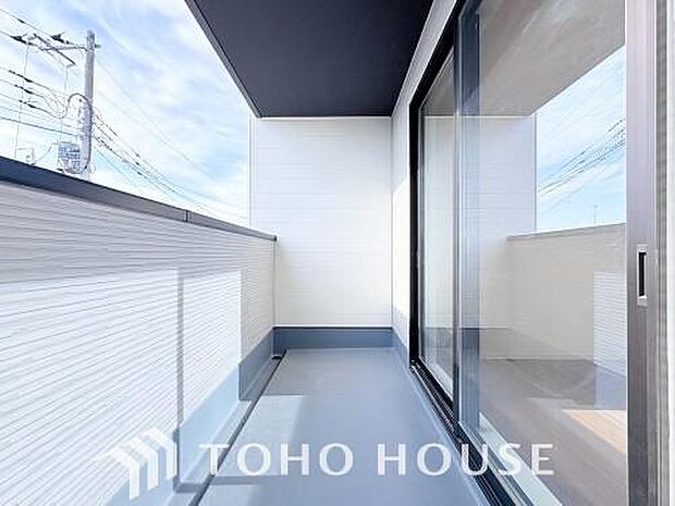 暖かい陽ざしが差込むバルコニーは、晴れた日には、洗濯物が良く乾きます。また、風通しも良好です。