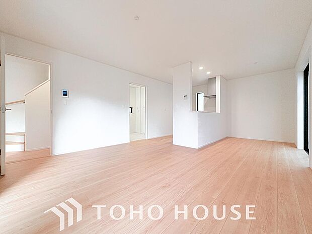 光が注がれる青い空から鮮やかに赤色にゆっくりと染まる。そんな優しい時間がここでは流れてゆく。