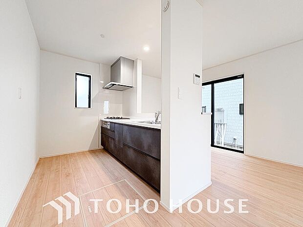 キッチンの収納は、デッドスペースになりやすい箇所を有効活用できる、スライド式収納を採用しました。