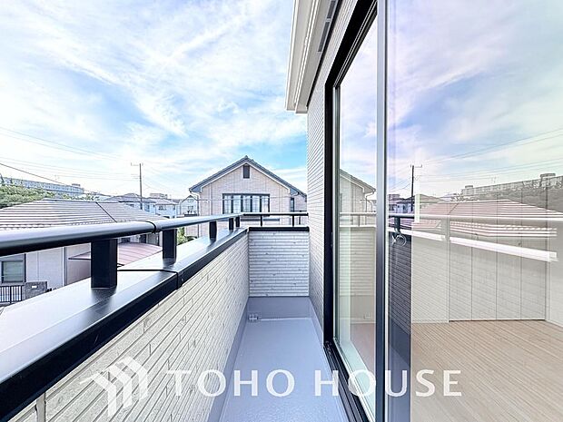頬をなでる優しい風を感じることが出来るバルコニー。つい深呼吸をしたくなる気持ちの良い眺望です。