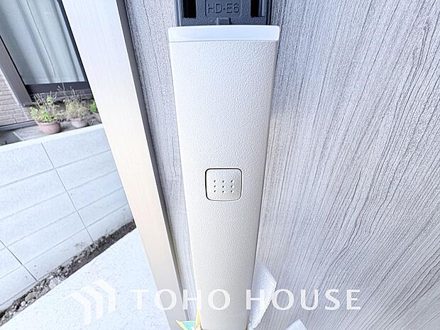 防犯対策への意識が高まっている最近では、補助錠として鍵穴のない電子錠を選ぶ方も増えています。