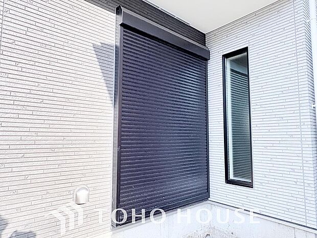 台風などの激しい雨風からお家を守るのはもちろん、空き巣対策などの防犯抑止や防音にも効果を発揮します。