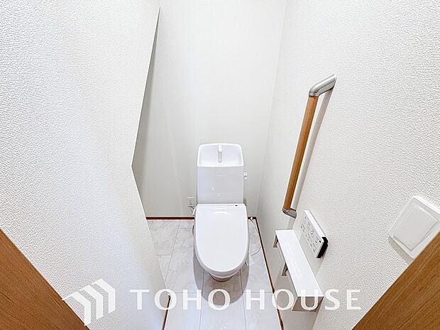 十分な広さと清潔感のあるカラーで纏まったおトイレ。時間に余裕とゆとりを持たせます。