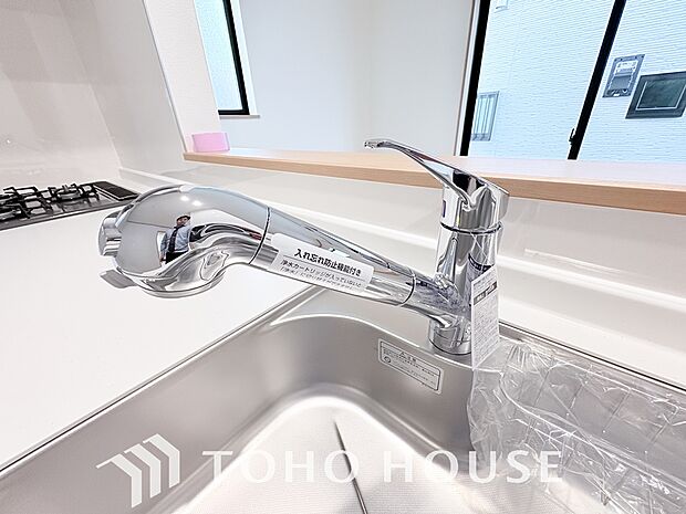 ワンタッチで浄水と原水を切り替えできる浄水器一体型水栓は水道水に含まれる有害物質を除去してくれます。