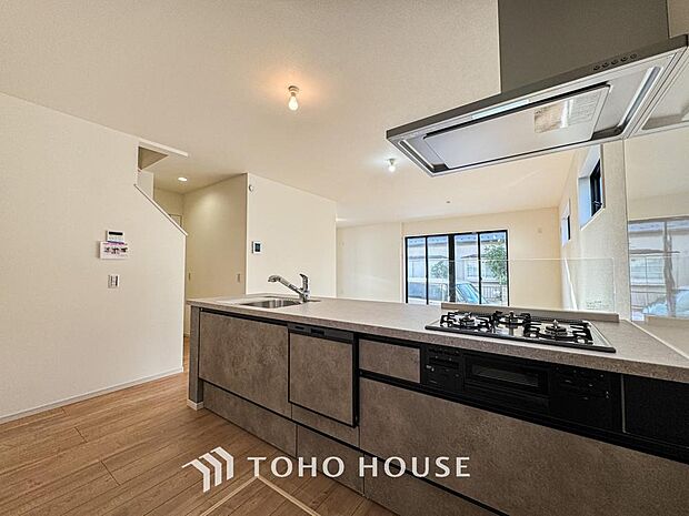 広々キッチンを採用。みんなで作った料理を召し上がりながらの会話は、どのような物になるのでしょうか。