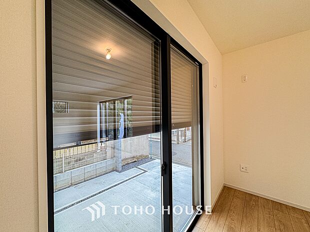 戸建にも防犯機能シャッターを完備しております。寒い冬でも中から開閉が可能ですのでラクラクな所も便利です。