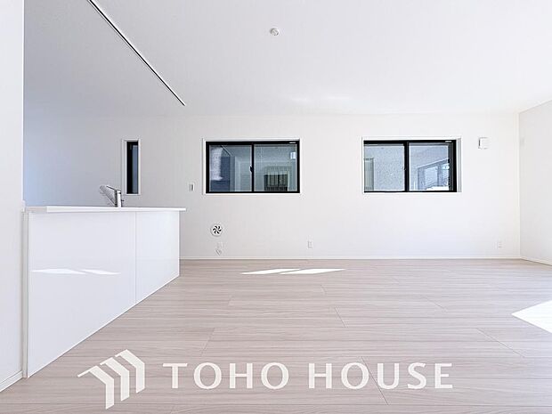 リビングも広く設け、訪れる人々を暖かく迎えてくれます。