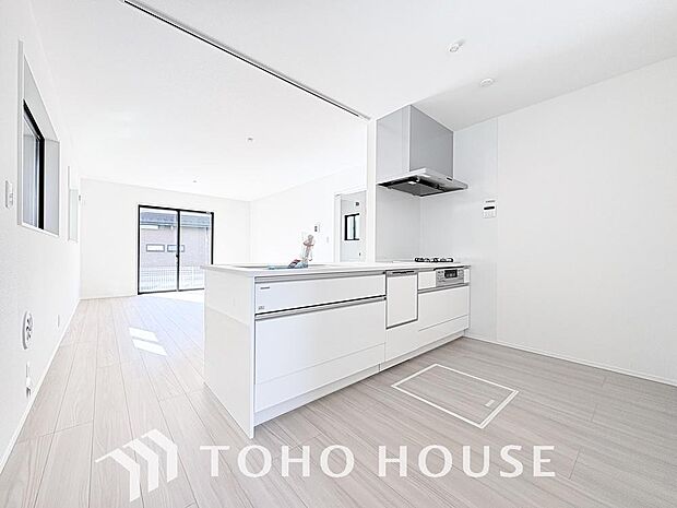 ご家族みんなで調理ができる位のスペースを実現したキッチン空間となっております。