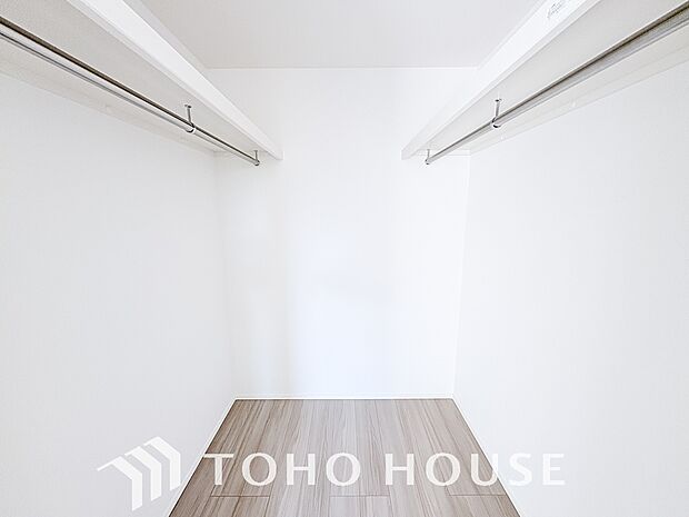 大容量のウォークインクローゼット。大きさ&広さの感覚が画像では伝わりづらいので是非現地をご覧下さい。
