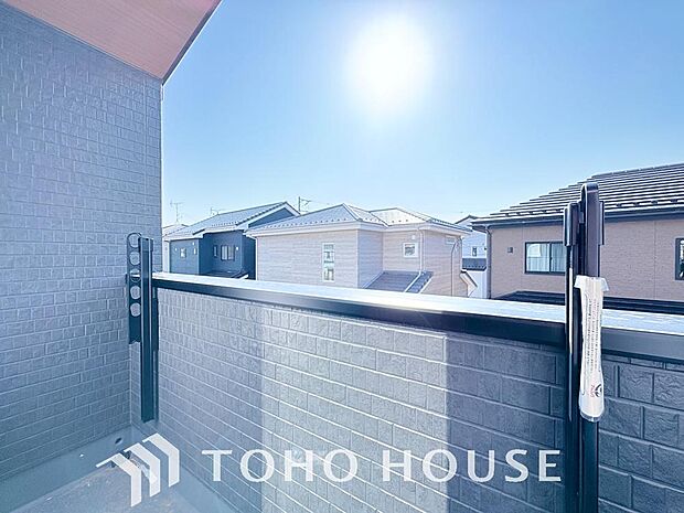 頬をなでる優しい風を感じることが出来るバルコニー。つい深呼吸をしたくなる気持ちの良い眺望です。