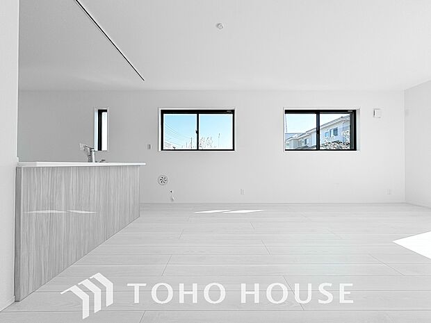 リビングも広く設け、訪れる人々を暖かく迎えてくれます。