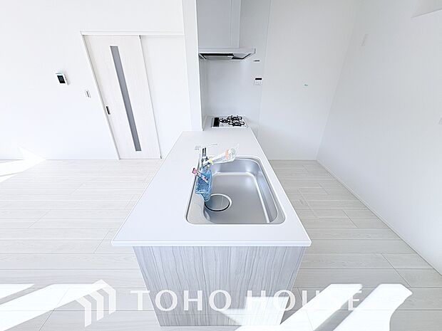 夫婦そろってキッチンに立っても調理がしやすく余裕の広さ。家事をしながら会話も弾みます。