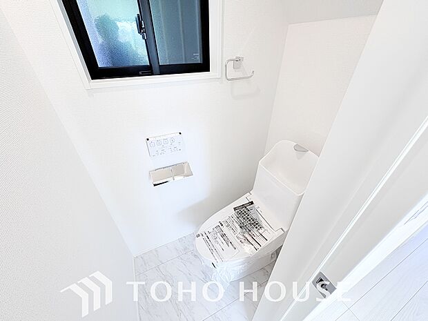 清潔な空間であって頂けますように、目に留まるだけではなく、汚れをふき取り易いフロアと壁紙をチョイス。