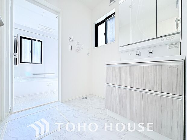 身だしなみのチェックがしやすい大きな鏡、下には収納がたっぷり。スッキリとした空間を演出いたします。