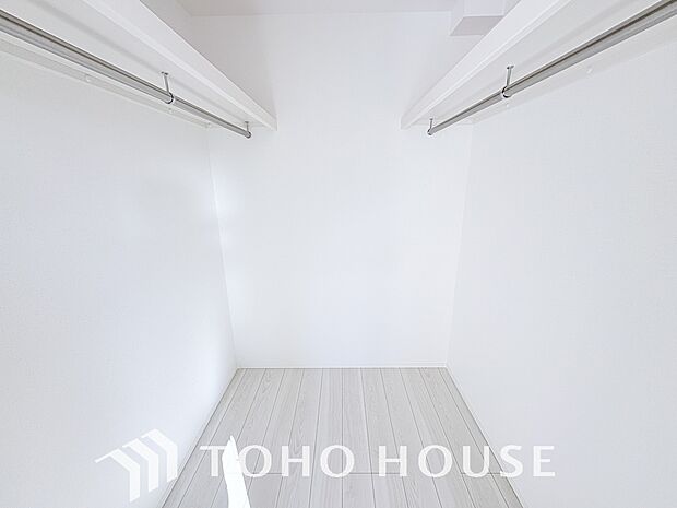 大容量のウォークインクローゼット。大きさ&広さの感覚が画像では伝わりづらいので是非現地をご覧下さい。