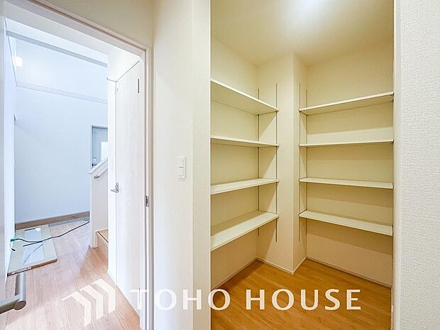 忙しい共働き世帯など、食品の買い置きや日用品のストックに大変便利なパントリー収納が備わってます。