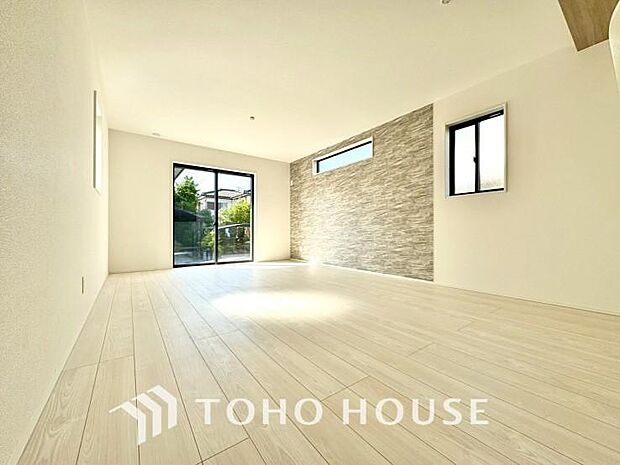 一日の中で多くの時間を過すことになるリビング。爽やかな通風と採光を存分に感じる事が出来る空間です。