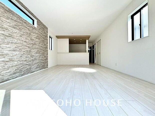 広々としたLDKは、家族が自然に集まりやすく、一緒に過ごす時間を楽しめる工夫が施されています。