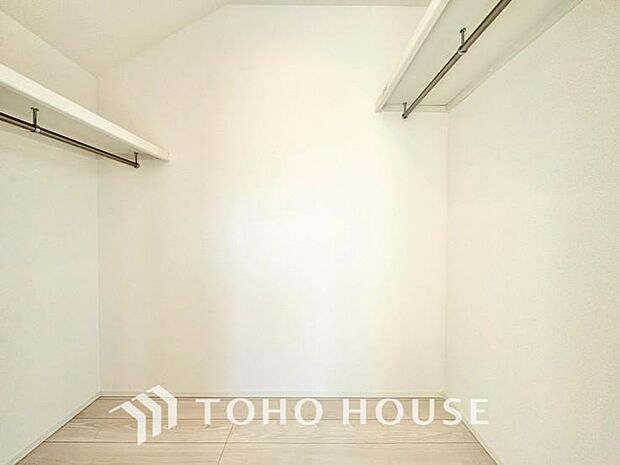 クローゼットを完備。家具の配置にも困らない設計がされており、採光と室内のバランスが絶妙です。