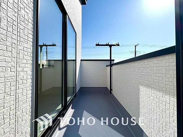 頬をなでる優しい風を感じることが出来るバルコニー。つい深呼吸をしたくなる気持ちの良い眺望です。